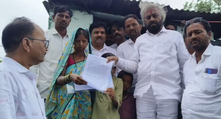 ಮೃತ ಭೀಮರಾವ ಝಳಕೆ ಕುಟುಂಬಕ್ಕೆ ಸಾಂತ್ವನ ಹೇಳಿ ಸರ್ಕಾರದ ಪರಿಹಾರ ಕಲ್ಪಿಸಿದ ಅರಣ್ಯ ಸಚಿವ ಈಶ್ವರ ಖಂಡ್ರೆ ಮೃತ ಭೀಮರಾವ ಝಳಕೆ ಕುಟುಂಬಕ್ಕೆ ಸಾಂತ್ವನ ಹೇಳಿ ಸರ್ಕಾರದ ಪರಿಹಾರ ಕಲ್ಪಿಸಿದ ಅರಣ್ಯ ಸಚಿವ ಈಶ್ವರ ಖಂಡ್ರೆ