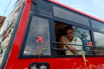  ಶಕ್ತಿ ಯೋಜನೆಯಿಂದ ಮೈಲಿಗಲ್ಲು,ಬಸ್ ನಲ್ಲಿ ಪ್ರಯಾಣಿಸಿದ ಶಾಸಕ ಗಣೇಶ ಹುಕ್ಕೇರಿ