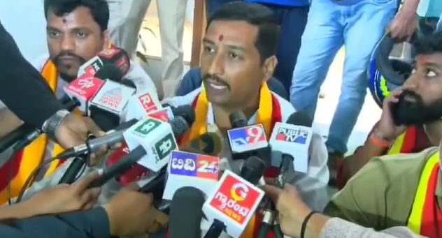 ಭಾಷಾ ವಿರೋಧಿ ಸೃಷ್ಟಿ ಹಿನ್ನೆಲೆ ಕ. ರ. ವೆ. ಸಂಘಟನೆಯವರಿಂದ ಮಹಾನಗರ ಪಾಲಿಕೆಗೆ ಮುತ್ತಿಗೆ. ಭಾಷಾ ವಿರೋಧಿ ಸೃಷ್ಟಿ ಹಿನ್ನೆಲೆ ಕ. ರ. ವೆ. ಸಂಘಟನೆಯವರಿಂದ ಮಹಾನಗರ ಪಾಲಿಕೆಗೆ ಮುತ್ತಿಗೆ.