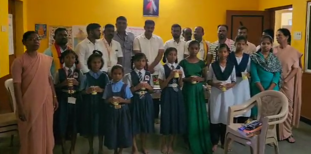 ನಾಗರ ಪಂಚಮಿ ನಿಮಿತ್ಯ ಕರವೇ ವತಿಯಿಂದ ಅನಾಥಾಶ್ರಮದಲ್ಲಿ ಹಾಲು ಮತ್ತು ಹಣ್ಣು ವಿತರಣೆ. ನಾಗರ ಪಂಚಮಿ ನಿಮಿತ್ಯ ಕರವೇ ವತಿಯಿಂದ ಅನಾಥಾಶ್ರಮದಲ್ಲಿ ಹಾಲು ಮತ್ತು ಹಣ್ಣು ವಿತರಣೆ.