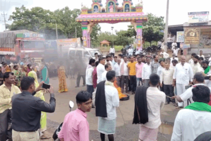 ಟೈರಿಗೆ ಬೆಂಕಿ ಹಚ್ಚಿ ಖನದಾಳ ಗ್ರಾಮಸ್ಥರಿಂದ ಪ್ರತಿಭಟನೆ