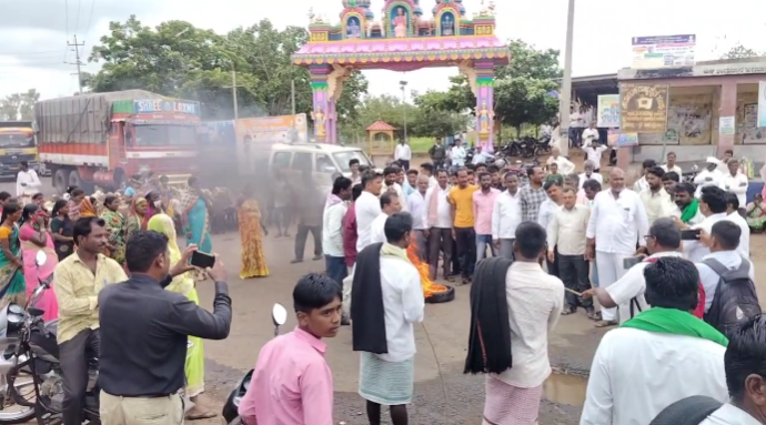 ಟೈರಿಗೆ ಬೆಂಕಿ ಹಚ್ಚಿ ಖನದಾಳ ಗ್ರಾಮಸ್ಥರಿಂದ ಪ್ರತಿಭಟನೆ ಟೈರಿಗೆ ಬೆಂಕಿ ಹಚ್ಚಿ ಖನದಾಳ ಗ್ರಾಮಸ್ಥರಿಂದ ಪ್ರತಿಭಟನೆ