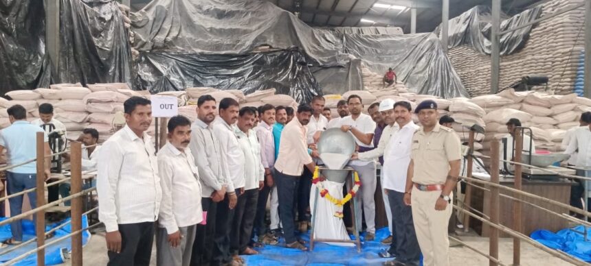 ದತ್ತ ಇಂಡಿಯಾ ಪ್ರಾ ,ಲಿ,ಹಾವಿನಾಳ ಸಕ್ಕರೆ ಕಾರ್ಖಾನೆಯಲ್ಲಿ ಕಬ್ಬು ಕೊಟ್ಟ ರೈತರಿಗೆ ಸಕ್ಕರೆ ವಿತರಣೆ. ದತ್ತ ಇಂಡಿಯಾ ಪ್ರಾ ,ಲಿ,ಹಾವಿನಾಳ ಸಕ್ಕರೆ ಕಾರ್ಖಾನೆಯಲ್ಲಿ ಕಬ್ಬು ಕೊಟ್ಟ ರೈತರಿಗೆ ಸಕ್ಕರೆ ವಿತರಣೆ.