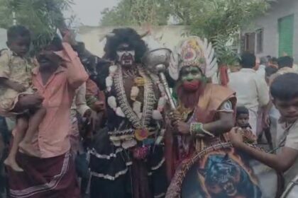 ವಣೇನೂರು ಗ್ರಾಮದಲ್ಲಿ ಮೊಹರಂ ಹಬ್ಬ ಮುಗಿದ ನಂತರ ವೇಷದಾರಿಗಳ ಕುಣಿತ