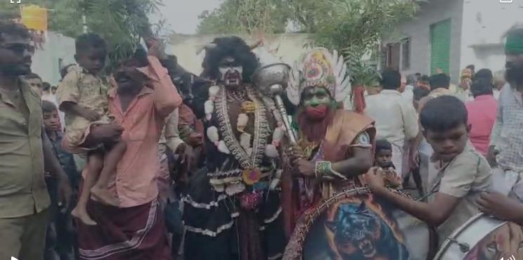 ವಣೇನೂರು ಗ್ರಾಮದಲ್ಲಿ ಮೊಹರಂ ಹಬ್ಬ ಮುಗಿದ ನಂತರ ವೇಷದಾರಿಗಳ ಕುಣಿತ ವಣೇನೂರು ಗ್ರಾಮದಲ್ಲಿ ಮೊಹರಂ ಹಬ್ಬ ಮುಗಿದ ನಂತರ ವೇಷದಾರಿಗಳ ಕುಣಿತ