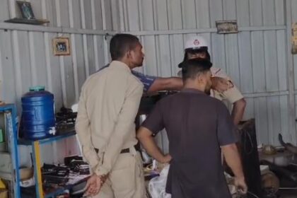 ನಗರದ ಹುಳಿಯಾರು ರಸ್ತೆಯಲ್ಲಿರುವ ಟ್ಯಾಕ್ಟರ್ ಗ್ಯಾರೇಜಿನಲ್ಲಿ ರಾಡ್ ನಿಂದ ಶೆಡ್ ಮುರಿದು ಕಳ್ಳತನ