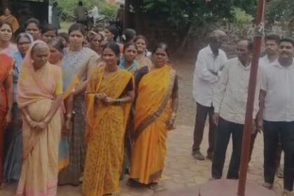 ಸರಾಯಿ ಬಂದ ಗಾಗಿ ಮಾನಕಾಪುರದಲ್ಲಿ ದಲಿತ ಮಹಿಳೆಯರು, ಗ್ರಾಮಸ್ಥರಿಂದ ಮುಷ್ಕರ