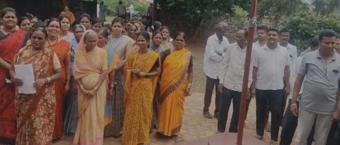 ಸರಾಯಿ ಬಂದ ಗಾಗಿ ಮಾನಕಾಪುರದಲ್ಲಿ ದಲಿತ ಮಹಿಳೆಯರು, ಗ್ರಾಮಸ್ಥರಿಂದ ಮುಷ್ಕರ ಸರಾಯಿ ಬಂದ ಗಾಗಿ ಮಾನಕಾಪುರದಲ್ಲಿ ದಲಿತ ಮಹಿಳೆಯರು, ಗ್ರಾಮಸ್ಥರಿಂದ ಮುಷ್ಕರ