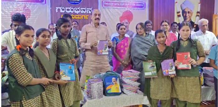 ರಾಮದುರ್ಗ ಪಟ್ಟಣದಲ್ಲಿ ಗುರುಭವನ ಕಟ್ಟಡ ಉದ್ಘಾಟನೆ ರಾಮದುರ್ಗ ಪಟ್ಟಣದಲ್ಲಿ ಗುರುಭವನ ಕಟ್ಟಡ ಉದ್ಘಾಟನೆ