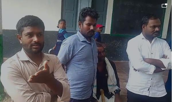 ನೀರಿಗಾಗಿ ಪರುದಾಡುತ್ತಿರುವ ವಿದ್ಯಾರ್ಥಿಗಳು ನೀರಿಗಾಗಿ ಪರುದಾಡುತ್ತಿರುವ ವಿದ್ಯಾರ್ಥಿಗಳು