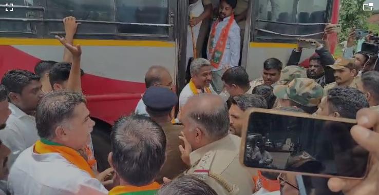 ಕಿತ್ತೂರ ಶಾಸಕರ ಹೇಳಿಕೆಗೆ ರೊಚ್ಚಿಗೆದ್ದು ಪ್ರತಿಭಟನೆಗಿಳಿದ ಬಿಜೆಪಿ ಫೈಟರ್ಸ್ ಕಿತ್ತೂರ ಶಾಸಕರ ಹೇಳಿಕೆಗೆ ರೊಚ್ಚಿಗೆದ್ದು ಪ್ರತಿಭಟನೆಗಿಳಿದ ಬಿಜೆಪಿ ಫೈಟರ್ಸ್