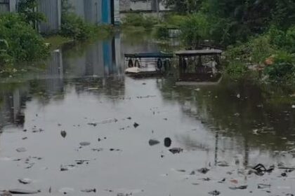 ಶಾಲೆಗೆ ಹೋಗಲು ಮಕ್ಕಳ ಪರದಾಟ: ರಸ್ತೆ ತುಂಬಾ ನೀರೆ ನೀರು