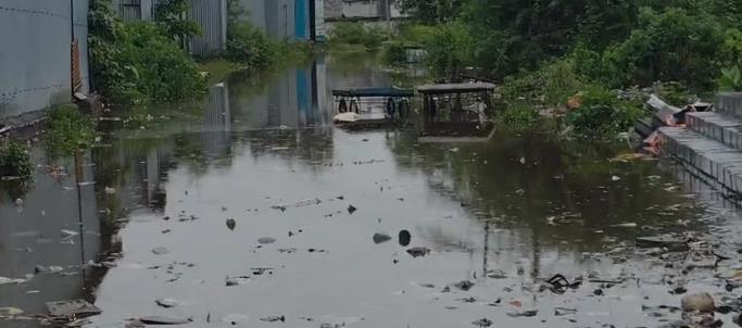 ಶಾಲೆಗೆ ಹೋಗಲು ಮಕ್ಕಳ ಪರದಾಟ: ರಸ್ತೆ ತುಂಬಾ ನೀರೆ ನೀರು ಶಾಲೆಗೆ ಹೋಗಲು ಮಕ್ಕಳ ಪರದಾಟ: ರಸ್ತೆ ತುಂಬಾ ನೀರೆ ನೀರು