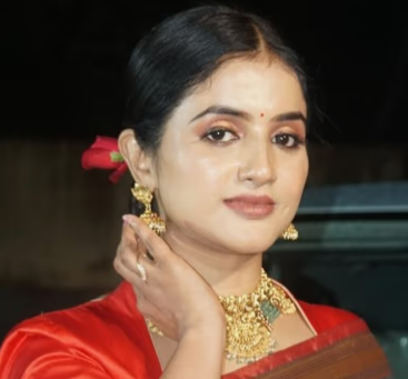 ನಾನು ಮದುವೆಯಾಗುವ ಗಂಡ ರಾಜಕಾರಣಿಯಾಗಿದ್ದರೇ ತುಂಬಾ ಒಳ್ಳೆಯದು: ನಟಿ ಜಾನ್ವಿ ನಾನು ಮದುವೆಯಾಗುವ ಗಂಡ ರಾಜಕಾರಣಿಯಾಗಿದ್ದರೇ ತುಂಬಾ ಒಳ್ಳೆಯದು: ನಟಿ ಜಾನ್ವಿ