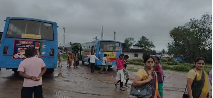 ಸಚಿವೆ ಲಕ್ಸ್ಮಿ ಹೆಬ್ಬಾಳ್ಕರ್ ಮೇಡಂ ಅವರೇ ನೋಡ್ರಿ ನಿಮ್ಮ ಕ್ಷೇತ್ರದ ಸೂಳೆಭಾವಿ ಬಸ್ ನಿಲ್ದಾಣದ ದುಸ್ಥಿತಿಯನ್ನ