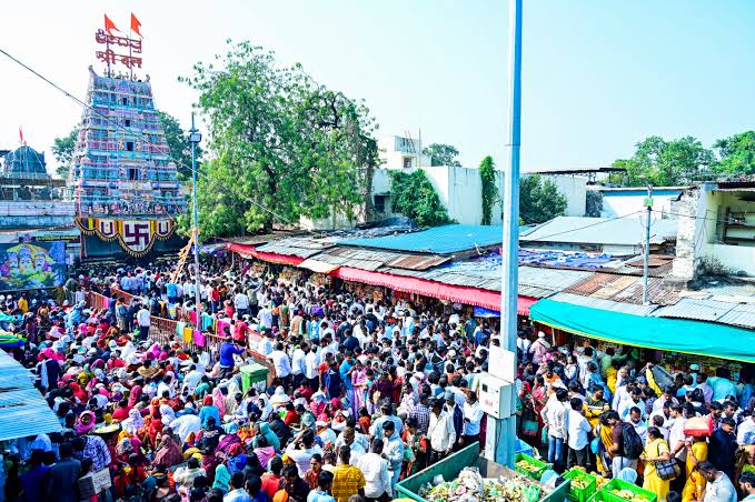 ಗಾಣಗಾಪುರದ ದತ್ತಾತ್ರೇಯ ಸನ್ನಿಧಿಯಲ್ಲಿ ಕಾಲ್ತುಳಿತ : ಮಹಿಳೆ ಸಾವು, ಹಲವರಿಗೆ ಗಾಯ ಗಾಣಗಾಪುರದ ದತ್ತಾತ್ರೇಯ ಸನ್ನಿಧಿಯಲ್ಲಿ ಕಾಲ್ತುಳಿತ : ಮಹಿಳೆ ಸಾವು, ಹಲವರಿಗೆ ಗಾಯ