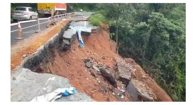 ನಿರಂತರ ಮಳೆ : ಕರ್ನಾಟಕ-ಗೋವಾ ರಾಷ್ಟ್ರೀಯ ಹೆದ್ದಾರಿ ಕುಸಿತ