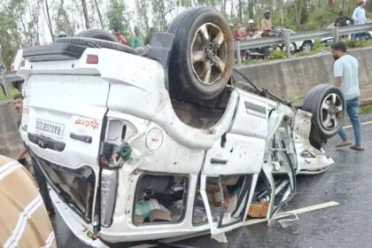 ಡಿ.ಕೆ ಶಿವಕುಮಾರ್ ಬೆಂಗಾವಲು ವಾಹನ ಪಲ್ಟಿ : ಇಬ್ಬರಿಗೆ ಗಾಯ 