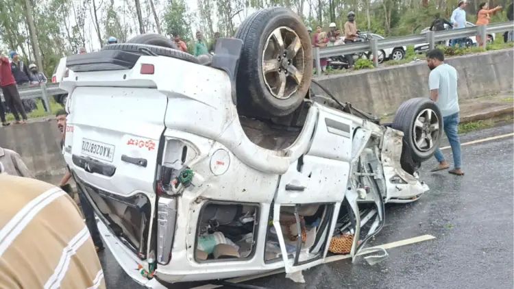 ಡಿ.ಕೆ ಶಿವಕುಮಾರ್ ಬೆಂಗಾವಲು ವಾಹನ ಪಲ್ಟಿ : ಇಬ್ಬರಿಗೆ ಗಾಯ ಡಿ.ಕೆ ಶಿವಕುಮಾರ್ ಬೆಂಗಾವಲು ವಾಹನ ಪಲ್ಟಿ : ಇಬ್ಬರಿಗೆ ಗಾಯ