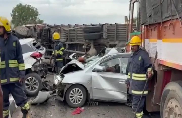 ಬೆಂಗಳೂರು-ಚೆನ್ನೈ NHನಲ್ಲಿ ಭೀಕರ ಸರಣಿ ಅಪಘಾತ : ಮೂವರು ಸಾವು ಬೆಂಗಳೂರು-ಚೆನ್ನೈ NHನಲ್ಲಿ ಭೀಕರ ಸರಣಿ ಅಪಘಾತ : ಮೂವರು ಸಾವು