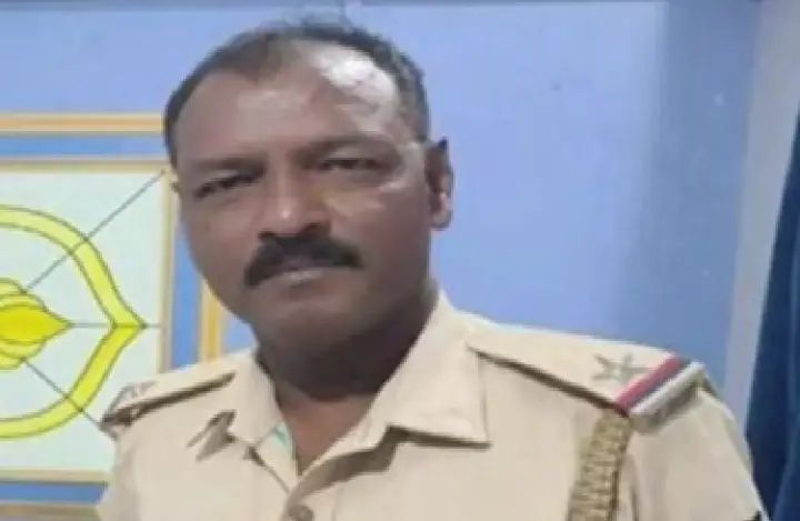 ಸಮವಸ್ತ್ರದಲ್ಲೇ ನೇಣು ಬಿಗಿದುಕೊಂಡು ಪಿಎಸ್ಐ ಆತ್ಮಹತ್ಯೆ ಸಮವಸ್ತ್ರದಲ್ಲೇ ನೇಣು ಬಿಗಿದುಕೊಂಡು ಪಿಎಸ್ಐ ಆತ್ಮಹತ್ಯೆ