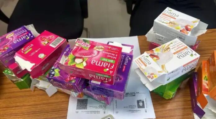 ಸೋಪ್ ಬಾಕ್ಸ್ನಲ್ಲಿ ಕೊಕೇನ್ ಸ್ಮಗ್ಲಿಂಗ್ : ಇಬ್ಬರು ಮಹಿಳೆಯರು ಅರೆಸ್ಟ್ ಸೋಪ್ ಬಾಕ್ಸ್ನಲ್ಲಿ ಕೊಕೇನ್ ಸ್ಮಗ್ಲಿಂಗ್ : ಇಬ್ಬರು ಮಹಿಳೆಯರು ಅರೆಸ್ಟ್