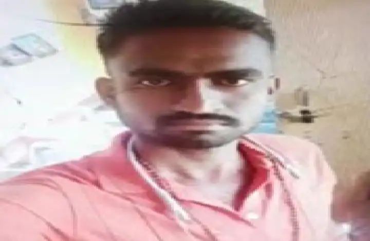 ಕೋರ್ಟ್ ಆವರಣದಲ್ಲಿಯೇ ಪತ್ನಿ ಮತ್ತು ಅತ್ತೆ ಮೇಲೆ ಹಲ್ಲೆಗೈದ ಪತಿ ಕೋರ್ಟ್ ಆವರಣದಲ್ಲಿಯೇ ಪತ್ನಿ ಮತ್ತು ಅತ್ತೆ ಮೇಲೆ ಹಲ್ಲೆಗೈದ ಪತಿ