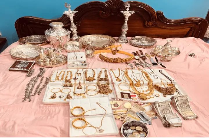 ಐಎಎಸ್ ಅಧಿಕಾರಿ ಸೇರಿ 8 ಅಧಿಕಾರಿಗಳ ಮೇಲೆ ಲೋಕಾಯುಕ್ತ ರೇಡ್ : 37.41 ಕೋಟಿ ಆಸ್ತಿ ಪತ್ತೆ ಐಎಎಸ್ ಅಧಿಕಾರಿ ಸೇರಿ 8 ಅಧಿಕಾರಿಗಳ ಮೇಲೆ ಲೋಕಾಯುಕ್ತ ರೇಡ್ : 37.41 ಕೋಟಿ ಆಸ್ತಿ ಪತ್ತೆ