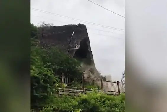 ಮಹಾರಾಷ್ಟ್ರದಲ್ಲಿ ಭಾರಿ ಮಳೆ : ಪುರಾತನ ಕೋಟೆ ಕುಸಿತ 