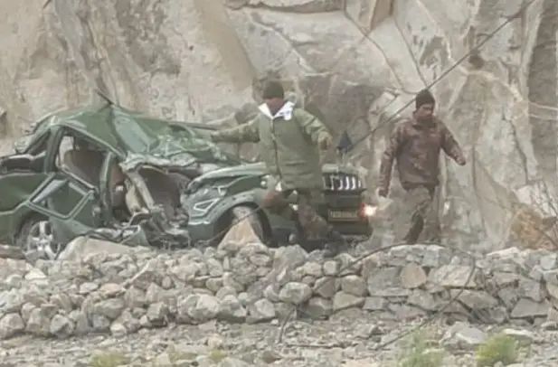 ಜಮ್ಮು ಕಾಶ್ಮೀರದಲ್ಲಿ ಎರಡು ಪ್ರತ್ಯೇಕ ಅಪಘಾತ : ಇಬ್ಬರು ಯೋಧರು ಸಾವು, ಮೂವರು ಗಂಭೀರ ಜಮ್ಮು ಕಾಶ್ಮೀರದಲ್ಲಿ ಎರಡು ಪ್ರತ್ಯೇಕ ಅಪಘಾತ : ಇಬ್ಬರು ಯೋಧರು ಸಾವು, ಮೂವರು ಗಂಭೀರ