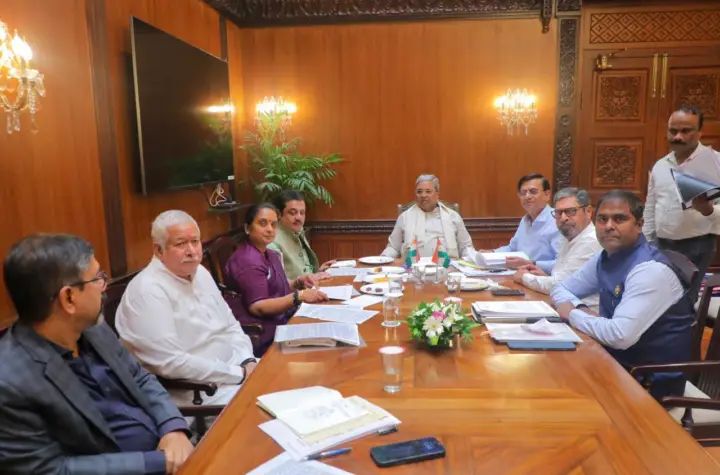 ರಾಜ್ಯ ಸರ್ಕಾರ ಮಾಡಿರುವ ಸಾಲದ ಬಡ್ಡಿ ತೀರಿಸಲು 45,600 ಕೋಟಿ ರೂ.ಗಳು ವೆಚ್ಚ ರಾಜ್ಯ ಸರ್ಕಾರ ಮಾಡಿರುವ ಸಾಲದ ಬಡ್ಡಿ ತೀರಿಸಲು 45,600 ಕೋಟಿ ರೂ.ಗಳು ವೆಚ್ಚ