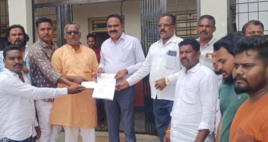 ಕೊಲೆಯನ್ನು ಖಂಡಿಸಿ ಮಾನ್ಯ ತಹಶೀಲ್ದಾರ ಸಂಜಯ ಇಂಗಳ ಸಾಹೇಬರಿಗೆ ಮನವಿ ಕೊಲೆಯನ್ನು ಖಂಡಿಸಿ ಮಾನ್ಯ ತಹಶೀಲ್ದಾರ ಸಂಜಯ ಇಂಗಳ ಸಾಹೇಬರಿಗೆ ಮನವಿ