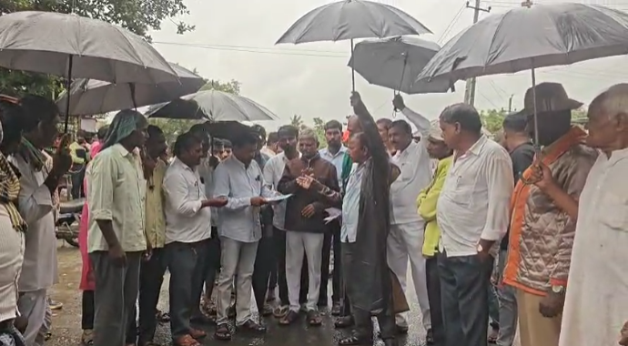 ಜಿನಿ ಜಿನಿ ಮಳೆಹನಿಯಲ್ಲೂ ನೀರಿಗಾಗಿ ಪರದಾಟ, ಸಾರ್ವಜನಿಕರ ಹೋರಾಟ ಜಿನಿ ಜಿನಿ ಮಳೆಹನಿಯಲ್ಲೂ ನೀರಿಗಾಗಿ ಪರದಾಟ, ಸಾರ್ವಜನಿಕರ ಹೋರಾಟ