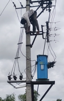 ವಿದ್ಯುತ್ ತಗುಲಿ ಹೆಸ್ಕಾಂ ಸಿಬ್ಬಂದಿ ಸಾವು.