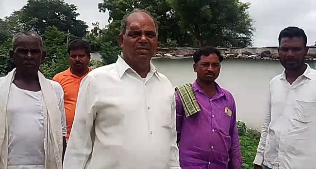 ಅಪಘಾತ ಸ್ಥಿತಿಯಲ್ಲಿ ಹೈ ಹೊಲ್ಟೆಜ್ ಕರೆಂಟ್ ಕಂಬಗಳು: ಸ್ಥಳಾಂತರ ಮಾಡುವಂತೆ ಗ್ರಾಮಸ್ಥರ ಮನವಿ.