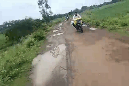 ಈ ರಸ್ತೆಯಲ್ಲಿ ವಾಹನ ಚಾಲನೆ ಮಾಡಿದರೆ ಅಪಘಾತ ಕಟ್ಟಿಟ್ಟ ಬುತ್ತಿ.