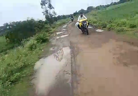 ಈ ರಸ್ತೆಯಲ್ಲಿ ವಾಹನ ಚಾಲನೆ ಮಾಡಿದರೆ ಅಪಘಾತ ಕಟ್ಟಿಟ್ಟ ಬುತ್ತಿ.