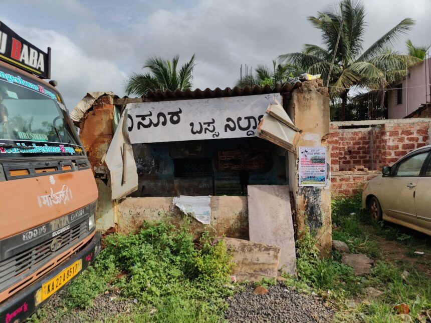 ಬಸ್ ತಂಗುದಾಣ ನಿರ್ಮಾಣ ಮಾಡುವಂತೆ ರೊಚ್ಚಿಗೆದ್ದ ಹೊಳಿ ಹೊಸೂರು ಗ್ರಾಮದ ಯುವಕರು