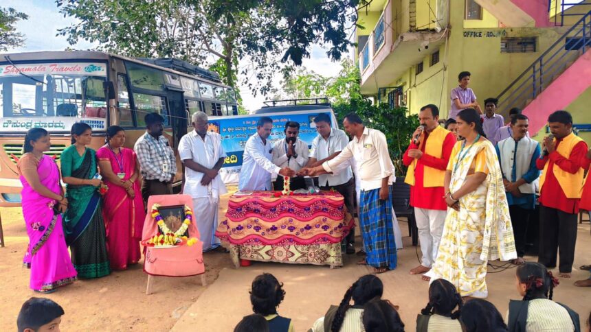 ಬೀದಿ ನಾಟಕದ ಮೂಲಕ ಸಾರ್ವಜನಿಕರಲ್ಲಿ ಜಾಗೃತಿ- ಸುಧೀರ ಹಂಗಳೂರು ಬೀದಿ ನಾಟಕದ ಮೂಲಕ ಸಾರ್ವಜನಿಕರಲ್ಲಿ ಜಾಗೃತಿ- ಸುಧೀರ ಹಂಗಳೂರು