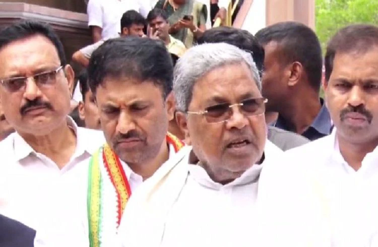 ಬೆಂಗಳೂರಿನ ವಿಕ್ಟೋರಿಯ ಆಸ್ಪತ್ರೆಗೆ CM ಸಿದ್ದರಾಮಯ್ಯ ದಿಢೀರ್ ಭೇಟಿ : ರೋಗಿಗಳ ಆರೋಗ್ಯ ವಿಚಾರಣೆ ಬೆಂಗಳೂರಿನ ವಿಕ್ಟೋರಿಯ ಆಸ್ಪತ್ರೆಗೆ CM ಸಿದ್ದರಾಮಯ್ಯ ದಿಢೀರ್ ಭೇಟಿ : ರೋಗಿಗಳ ಆರೋಗ್ಯ ವಿಚಾರಣೆ