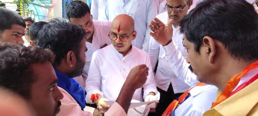 ಕೂಡು ರಸ್ತೆ ಸಂಪರ್ಕ ಕಲ್ಪಿಸುವಂತೆ ಸಚಿವರಿಗೆ ಮನವಿ ಕೂಡು ರಸ್ತೆ ಸಂಪರ್ಕ ಕಲ್ಪಿಸುವಂತೆ ಸಚಿವರಿಗೆ ಮನವಿ