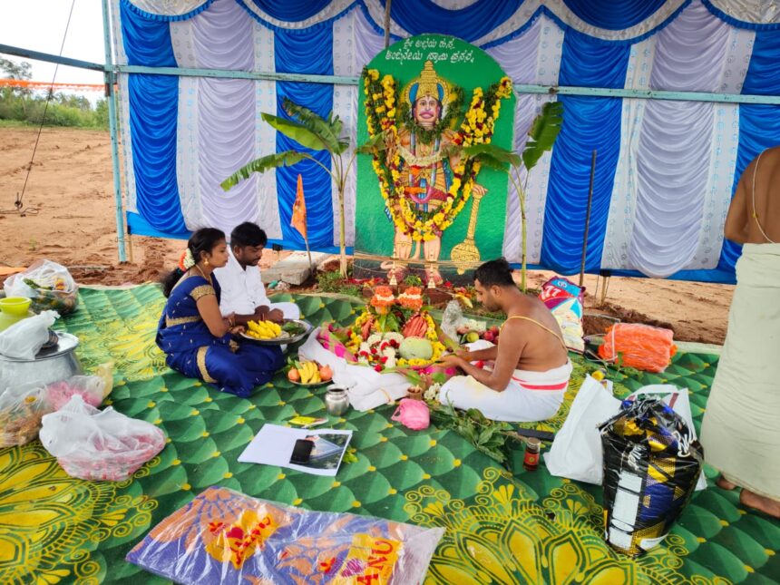 ಶ್ರೀ ನವಪಾಷಾಣ ಅಭಯ ಹಸ್ತ ಆಂಜನೇಯ ಸ್ವಾಮಿ ದೇವಸ್ಥಾನ ನಿರ್ಮಾಣಕ್ಕೆ ಗುದ್ದಲಿ ಪೂಜೆ ಶ್ರೀ ನವಪಾಷಾಣ ಅಭಯ ಹಸ್ತ ಆಂಜನೇಯ ಸ್ವಾಮಿ ದೇವಸ್ಥಾನ ನಿರ್ಮಾಣಕ್ಕೆ ಗುದ್ದಲಿ ಪೂಜೆ