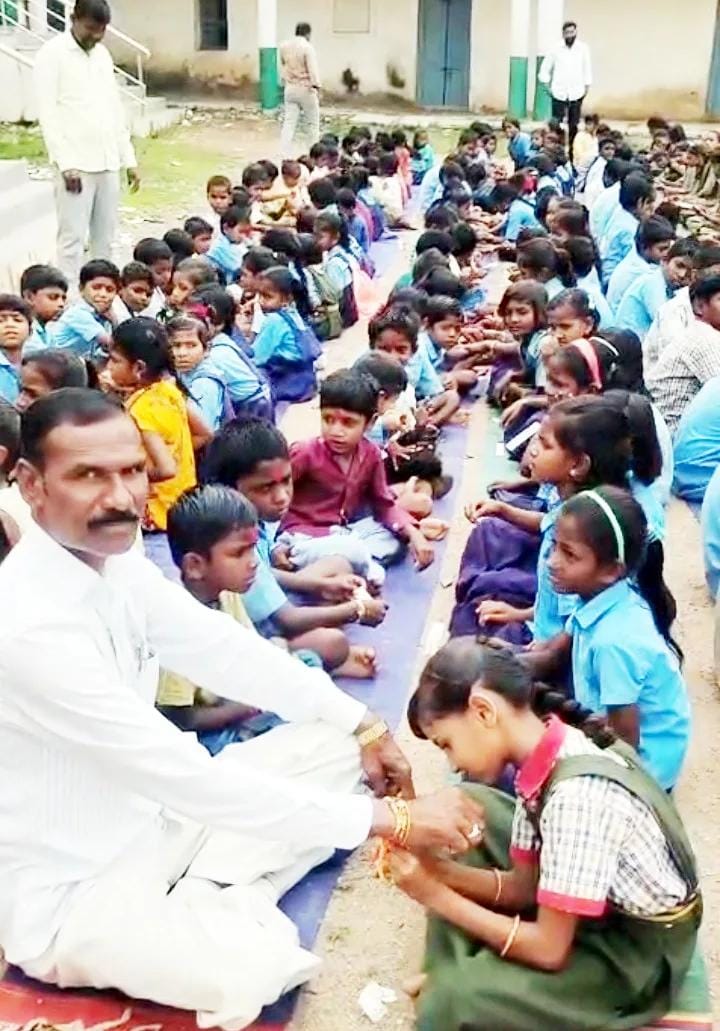 ಹಂದರಕಿ ಶಾಲೆಯಲ್ಲಿ ಮಕ್ಕಳಿಂದ ರಕ್ಷಾ ಬಂಧನ ಸಂಭ್ರಮಾಚರಣೆ ಹಂದರಕಿ ಶಾಲೆಯಲ್ಲಿ ಮಕ್ಕಳಿಂದ ರಕ್ಷಾ ಬಂಧನ ಸಂಭ್ರಮಾಚರಣೆ