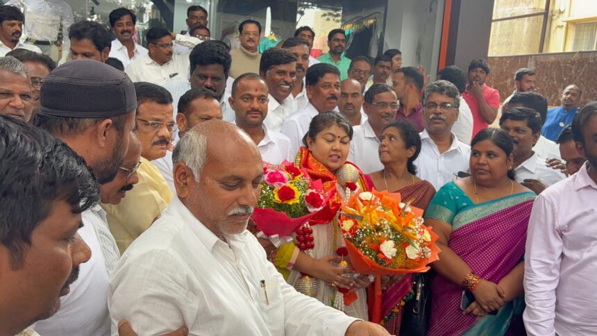 ಶಾಸಕ ಗೋಪಾಲಕೃಷ್ಣ ತೆಜೋವಧೆ- ಜಯಲಕ್ಷ್ಮೀ ವಿರುದ್ಧ ಸೌಮ್ಯ ರೆಡ್ಡಿ ಅವರಿಗೆ ದೂರು ಶಾಸಕ ಗೋಪಾಲಕೃಷ್ಣ ತೆಜೋವಧೆ- ಜಯಲಕ್ಷ್ಮೀ ವಿರುದ್ಧ ಸೌಮ್ಯ ರೆಡ್ಡಿ ಅವರಿಗೆ ದೂರು