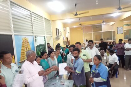 ಪೌರಕಾರ್ಮಿಕರಿಗೆ ನೇಮಕಾತಿ ಪ್ರಮಾಣ ಪತ್ರ ವಿತರಿಸಿದ  ಶಾಸಕ ಎಸ್ ಟಿ ಸೋಮಶೇಖರ್