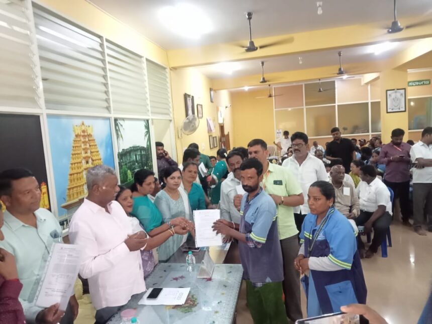 ಪೌರಕಾರ್ಮಿಕರಿಗೆ ನೇಮಕಾತಿ ಪ್ರಮಾಣ ಪತ್ರ ವಿತರಿಸಿದ ಶಾಸಕ ಎಸ್ ಟಿ ಸೋಮಶೇಖರ್ ಪೌರಕಾರ್ಮಿಕರಿಗೆ ನೇಮಕಾತಿ ಪ್ರಮಾಣ ಪತ್ರ ವಿತರಿಸಿದ ಶಾಸಕ ಎಸ್ ಟಿ ಸೋಮಶೇಖರ್