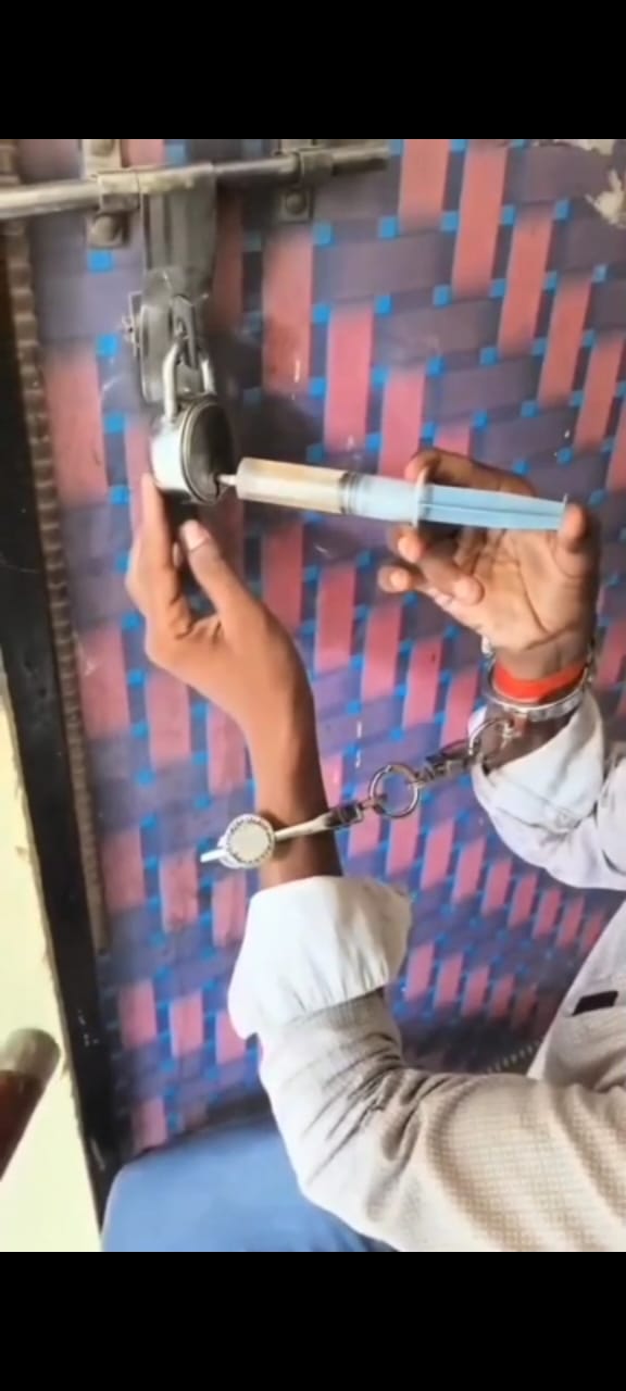 ಮನೆ ಬೀಗದಲ್ಲಿ ಪೆಟ್ರೋಲ್ ಸುರಿದು ಮನೆ ಕಳ್ಳತನ