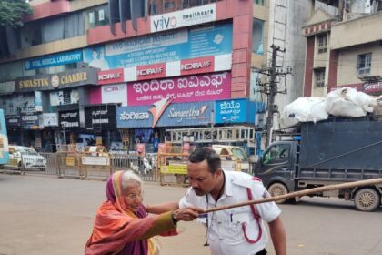 ವೃದ್ಧ ಮಹಿಳೆಗೆ ರಸ್ತೆ ದಾಟಲು ನೆರವಾದ ಪೊಲೀಸ್ ಸಿಬ್ಬಂದಿ ಅಲಿಖಾನ್