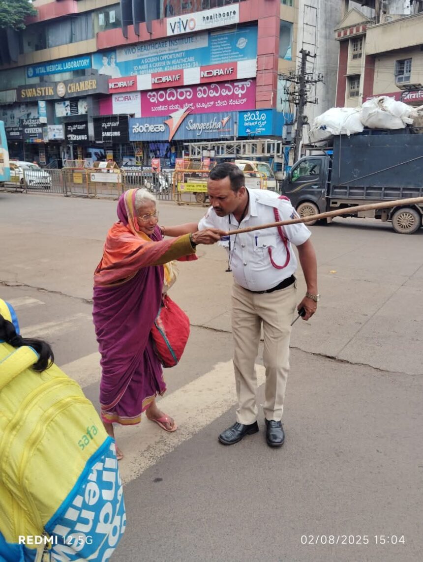 ವೃದ್ಧ ಮಹಿಳೆಗೆ ರಸ್ತೆ ದಾಟಲು ನೆರವಾದ ಪೊಲೀಸ್ ಸಿಬ್ಬಂದಿ ಅಲಿಖಾನ್ ವೃದ್ಧ ಮಹಿಳೆಗೆ ರಸ್ತೆ ದಾಟಲು ನೆರವಾದ ಪೊಲೀಸ್ ಸಿಬ್ಬಂದಿ ಅಲಿಖಾನ್