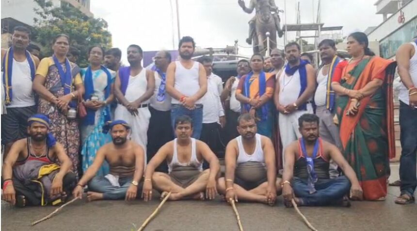 ಒಳ ಮೀಸಲಾತಿ ಜಾರಿಗಾಗಿ ಅರೆಬೆತ್ತಲೆ ಉರುಳು ಸೇವೆ, ಸರಕಾರದ ವಿರುದ್ದ ಹರಿಹಾಯ್ದ ಮಾದಿಗರು ಒಳ ಮೀಸಲಾತಿ ಜಾರಿಗಾಗಿ ಅರೆಬೆತ್ತಲೆ ಉರುಳು ಸೇವೆ, ಸರಕಾರದ ವಿರುದ್ದ ಹರಿಹಾಯ್ದ ಮಾದಿಗರು